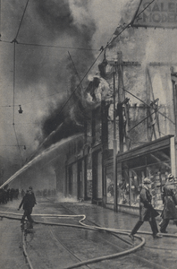 300308 Afbeelding van het blussen van de brand in het warenhuis Galeries Modernes (Lange Viestraat 2-10) te Utrecht.